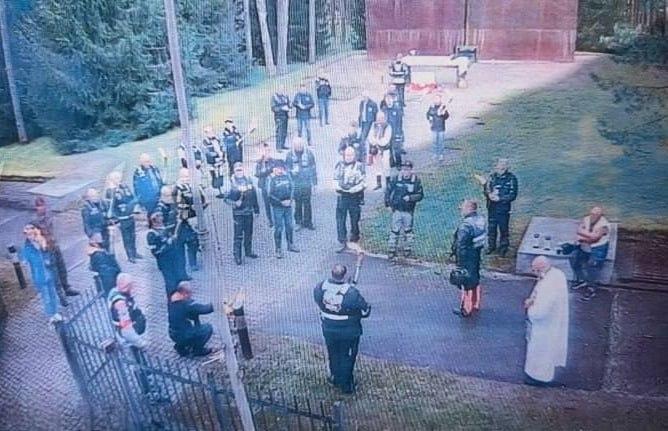 Четыре человека пострадали при атаке беспилотников в Курской области, в том числе двое полицейских. Об этом сообщил глава региона Александр Хинштейн.