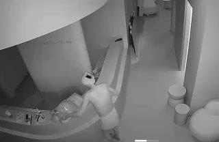 Таинственный призрак устроил арт-хаос в клинике жены футболиста Смолова