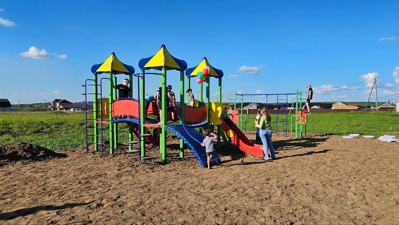 В Карловке благодаря инициативным жителям появилась детская площадка