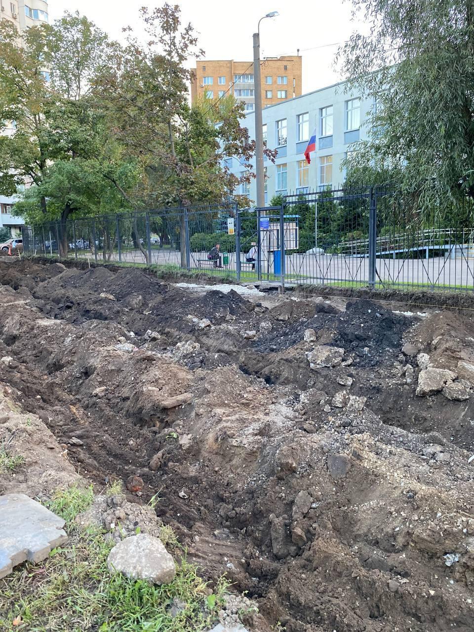 «К школе не подойти: траншеи, грязь»