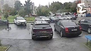 Мотоциклист сбил мальчика на самокате в Челябинске. По словам жителей, у...