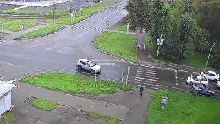 Едва не произошло ДТП с курьером в Новокузнецке. К счастью, аварии удалось...