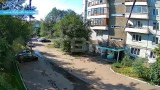 Пакеты с мусором летят на головы прохожих на Щорса