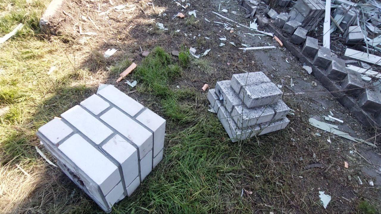 Появились кадры с последствиями атаки ВСУ по жилому сектору в п. Белая Березка произошедшего накануне.