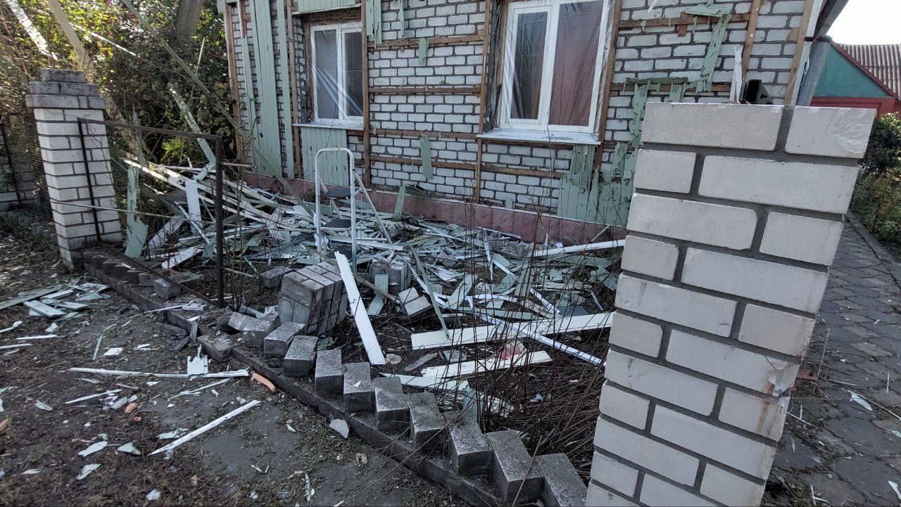 Появились кадры с последствиями атаки ВСУ по жилому сектору в п. Белая Березка произошедшего накануне.