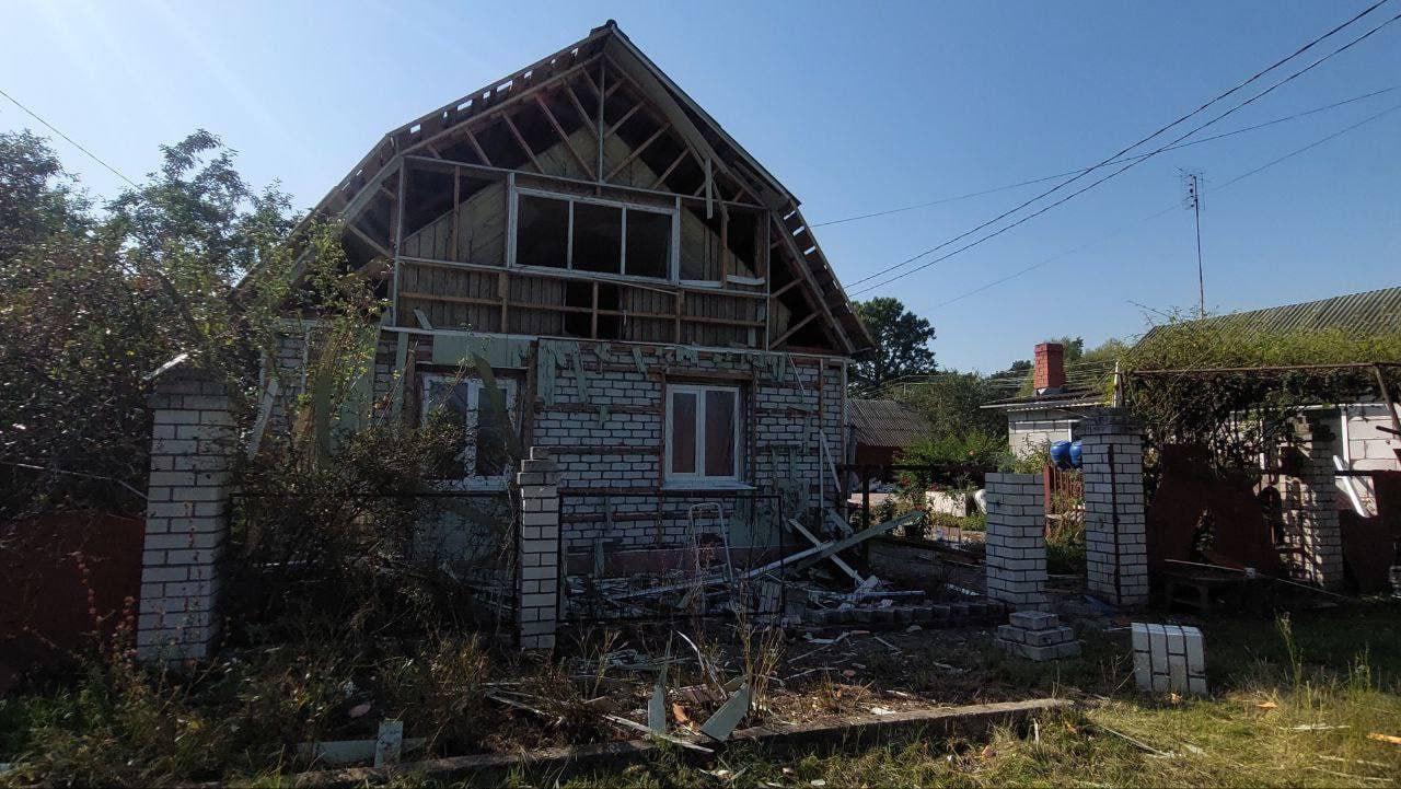 Появились кадры с последствиями атаки ВСУ по жилому сектору в п. Белая Березка произошедшего накануне.