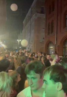 Десятки москвичей проводили последний день лета в центре города 🇷🇺 Источник:...