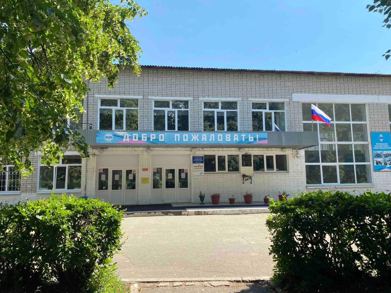 В Ульяновской области на школьной линейке умерла семиклассница.