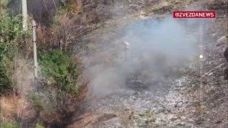 Наши бойцы пытались спасти сдавшегося в плен всушника, пока украинские военные атаковали сослуживца беспилотниками. Страшные кадры с Запорожского направления.