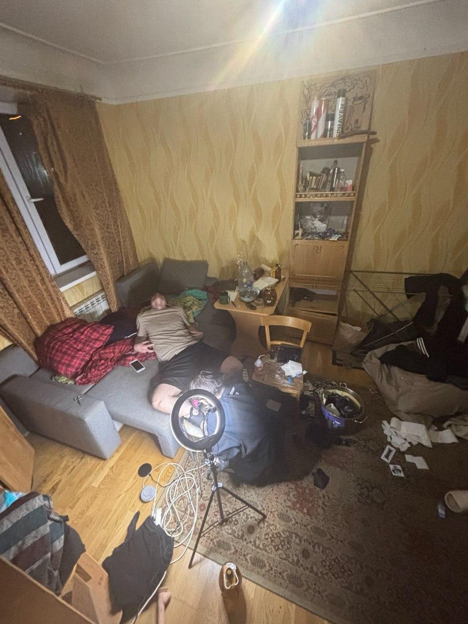 Зумеры хвастаются в сети своими комнатами: горы мусора, бардак и хаос, но с топовыми гаджетами