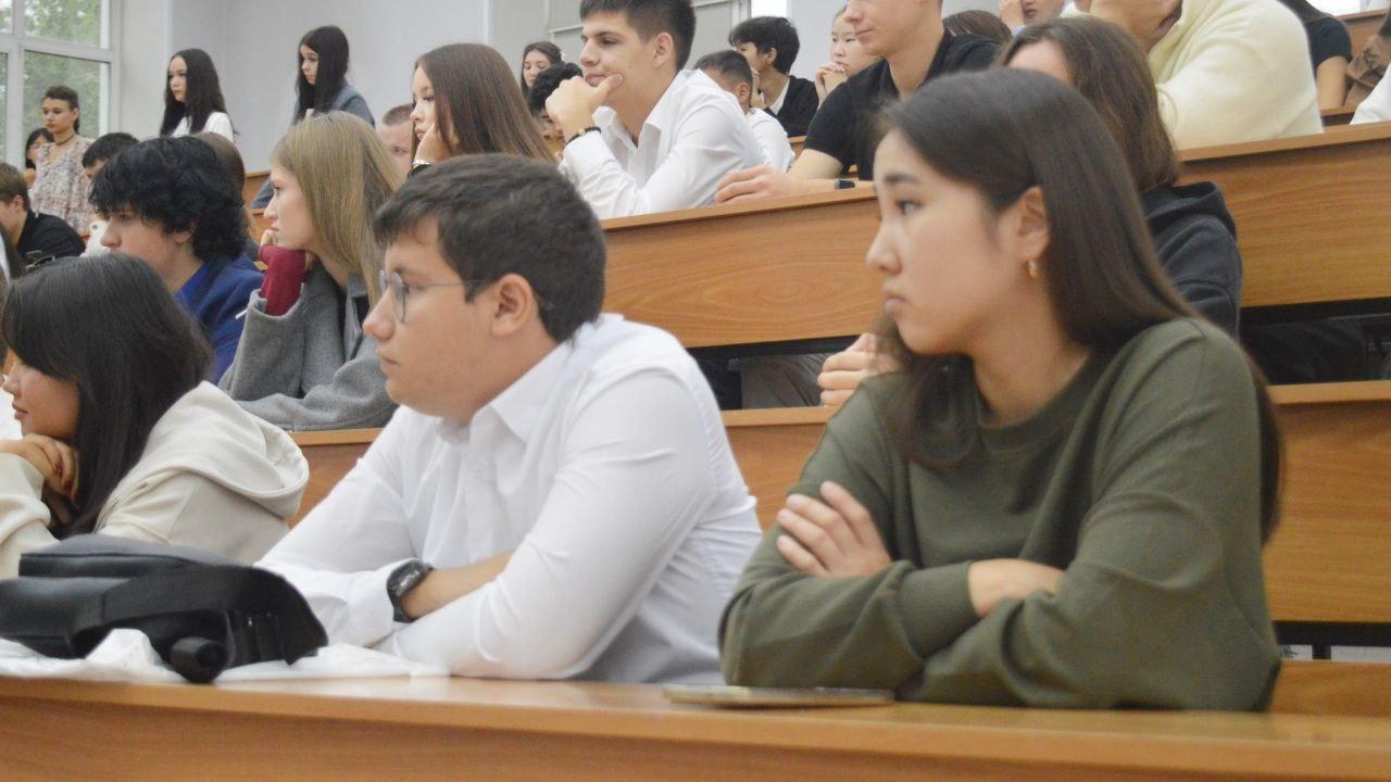 2555 первокурсников сели за парты ХГУ Всего в стенах университета с 1...