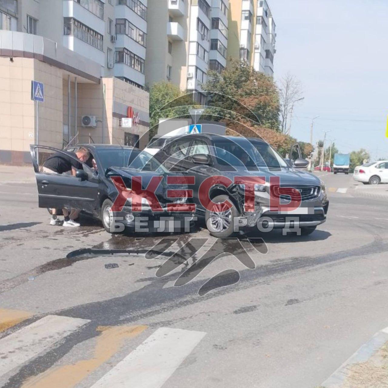 На улице Октябрьская в Белгороде произошло серьезное ДТП.