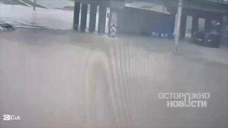 Жителю Череповца пришлось вплавь добираться до своей машины. Город затопило после сильного ливня.