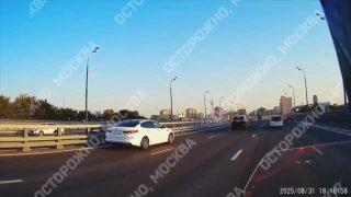Самокатчиков, которые ехали вдвоем по встречке, заметили в Москве.