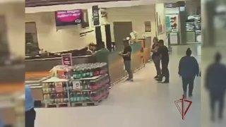 Мигранты избили полицейского за попытку уладить конфликт у ТЦ в Подмосковье.