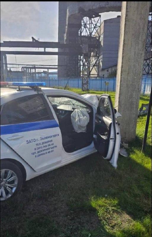 В Зеленогорске инспектор ГИБДД врезался в опору трубопровода на служебной...