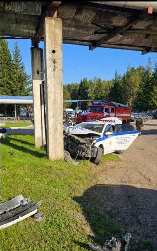 В Зеленогорске инспектор ГИБДД врезался в опору трубопровода на служебной...