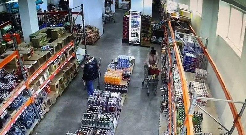 В Канске полицейские задержали женщину, похищавшую алкоголь и сигареты для...