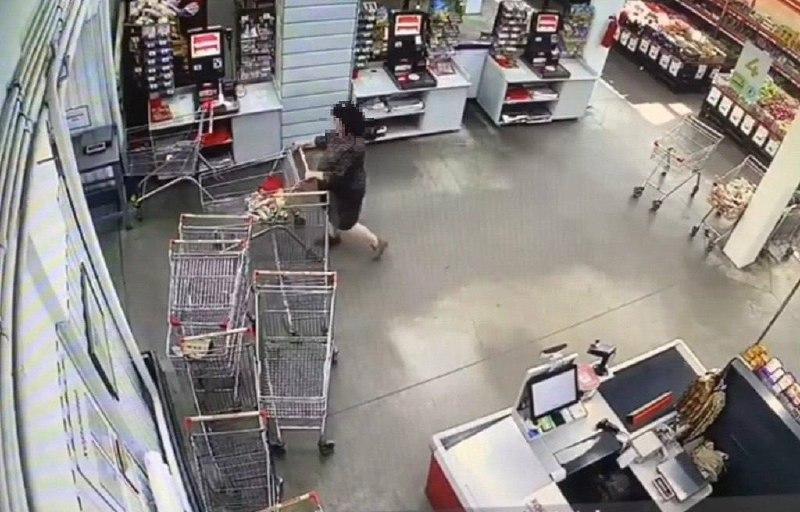 В Канске полицейские задержали женщину, похищавшую алкоголь и сигареты для...