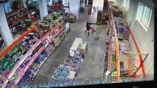 В Канске полицейские задержали женщину, похищавшую алкоголь и сигареты для...