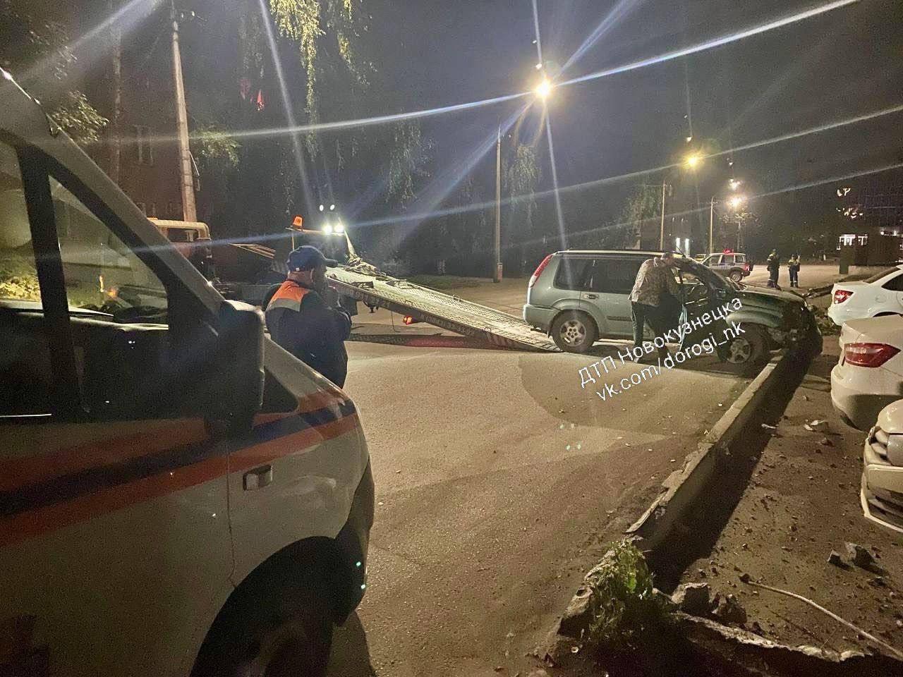 Ночью 31 августа в Новокузнецке пьяный водитель снес два столба на улице...