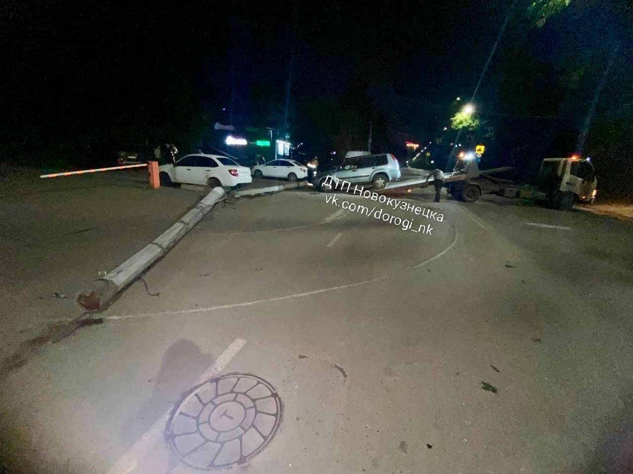 Ночью 31 августа в Новокузнецке пьяный водитель снес два столба на улице...