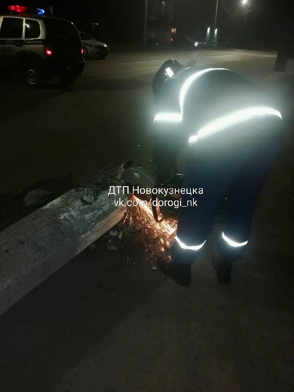 Ночью 31 августа в Новокузнецке пьяный водитель снес два столба на улице...