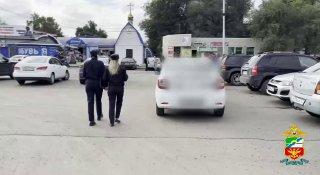 Шесть нелегальных таксистов поймали на вокзале в Кемерово. Транспортные...