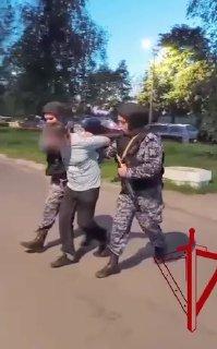 В Подмосковье мужчина угрожал ножом прохожим, которые защитили от него девушек, отказавших в знакомстве.
