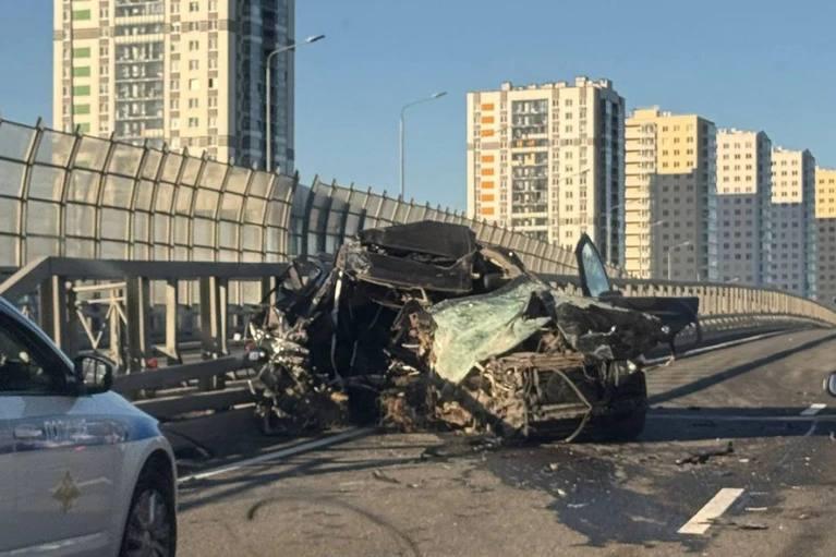 BMW превратилась в груду металла после столкновения с троллейбусом на Суздальском шоссе