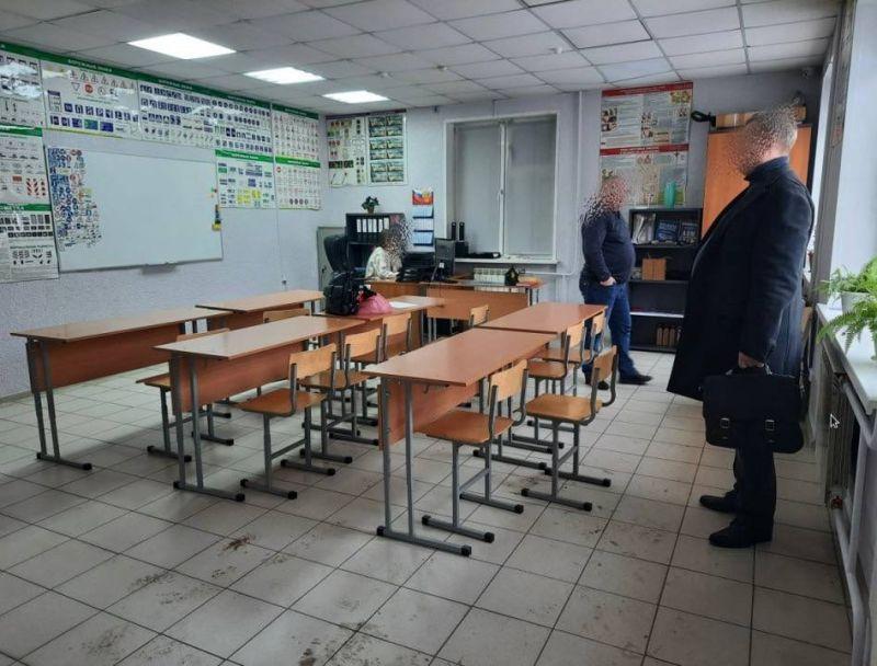 В Красноярске администратор автошколы «Успех» похитила у курсантов 1 млн рублей