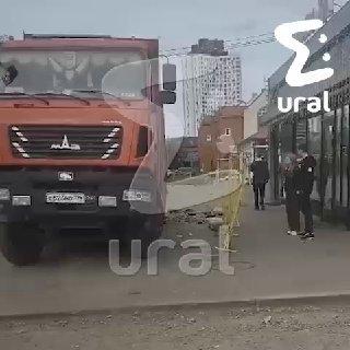 Гружёный грузовик провалился в яму во время ремонтных работ в Екатеринбурге....