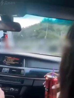 Пьяная девушка в компании парней показала сиськи инспекторам ДПС посреди...