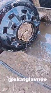 В Академе работники вычистили канализационный насос и показали, что сливают в унитазы жители