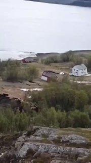 В Норвегии оползень буквально смыл в море целый кусок суши площадью почти 100...