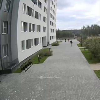 Отчаянный «человек-паук» спрыгнул с четвёртого этажа в Академе и…...