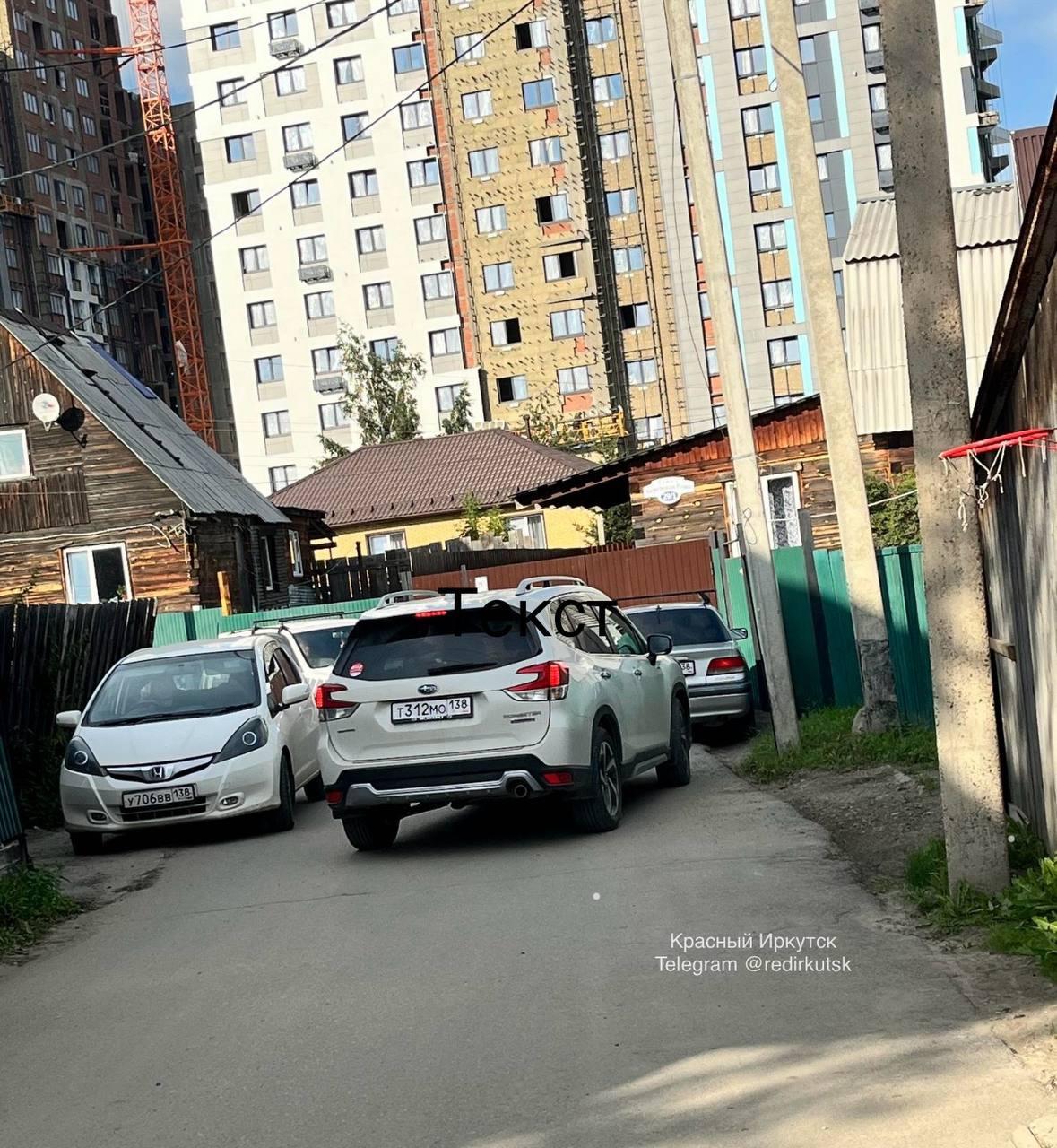 Дискомфортное соседство многоэтажек и частных домов в Иркутске. На улице...