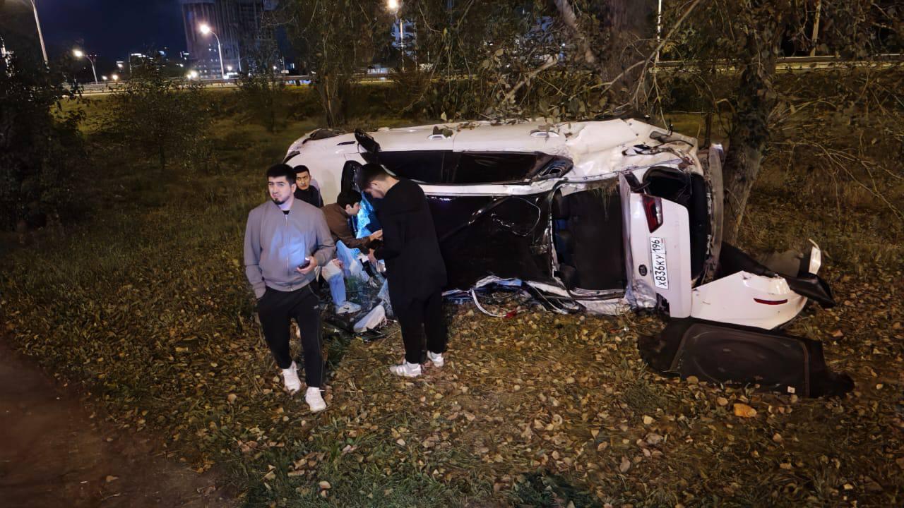 Легковушка вылетела с дороги и перевернулась на улице Репина.