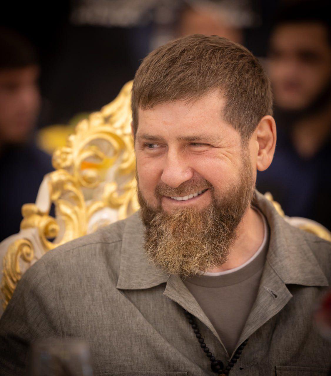 «Сижу я, значит, ем печенье». Кадыров написал стихотворение в ответ на...