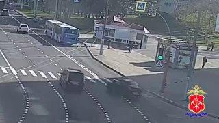 В Кемерове водитель легковушки влетел в автобус и покалечил пассажиров: ему...