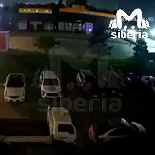 Неизвестный ночью облил химией три машины в Новосибирске.