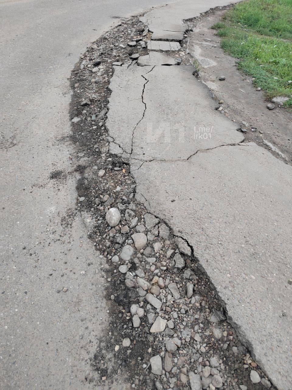 Дорога и тротуар разрушаются в Ново-Ленино на Баумана, 264 Подписчик прислал...