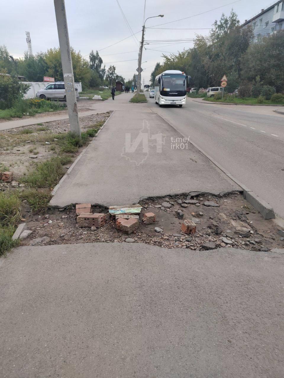 Дорога и тротуар разрушаются в Ново-Ленино на Баумана, 264 Подписчик прислал...