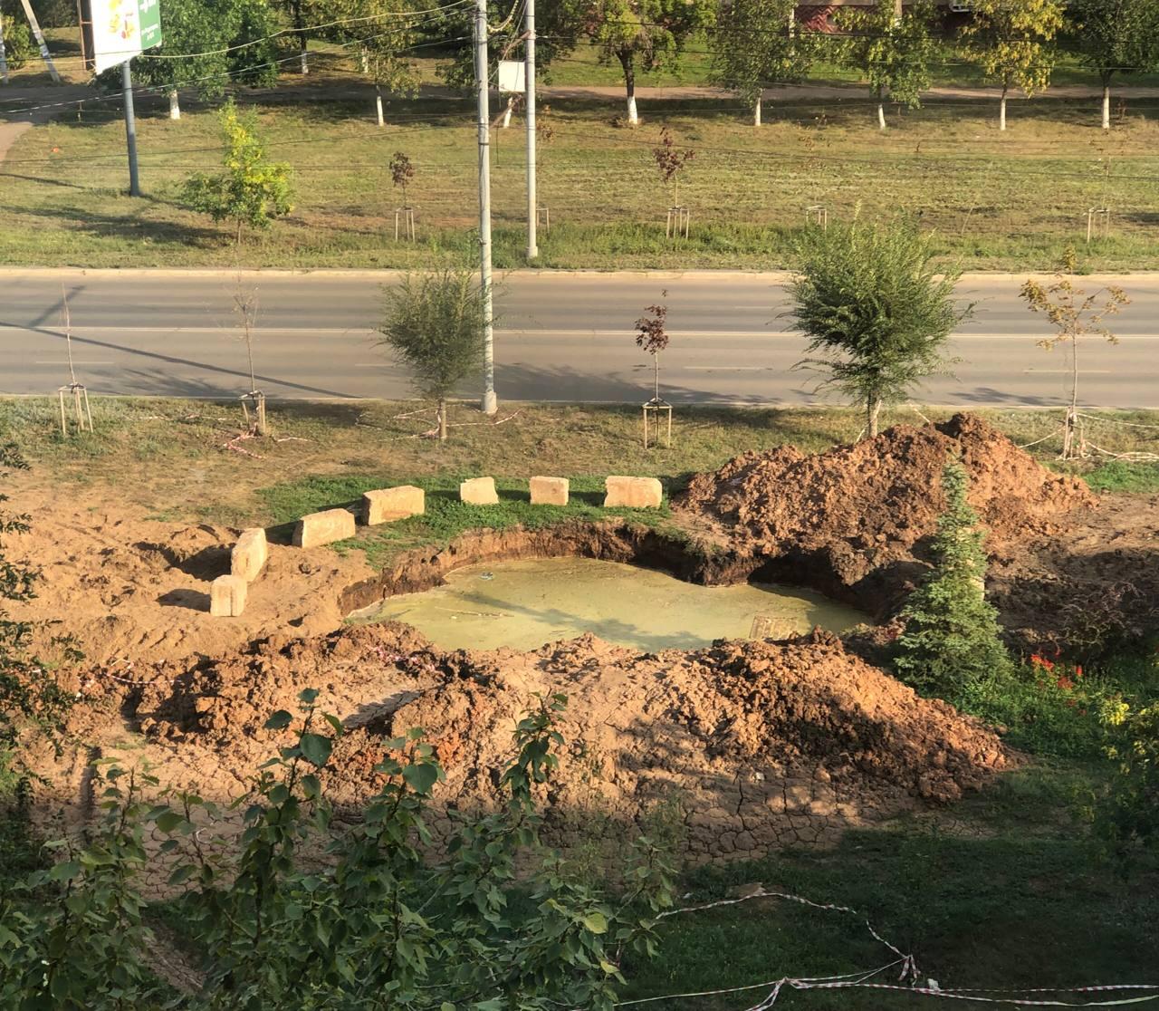 Прорвало трубу на Родимцева 7, уже третью неделю не могут устранить проблему....