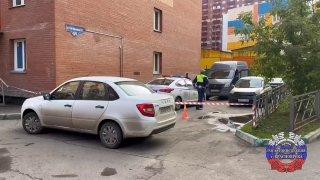 Осторожно, жёсткие кадры! Газель сбила 3-летнего ребёнка во дворе: мальчик скончался.