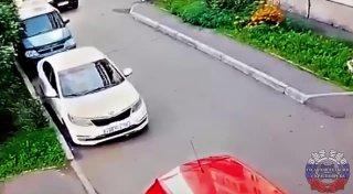 Снова двор и снова малыш на беговеле Сегодня утром во дворе жилого дома на...