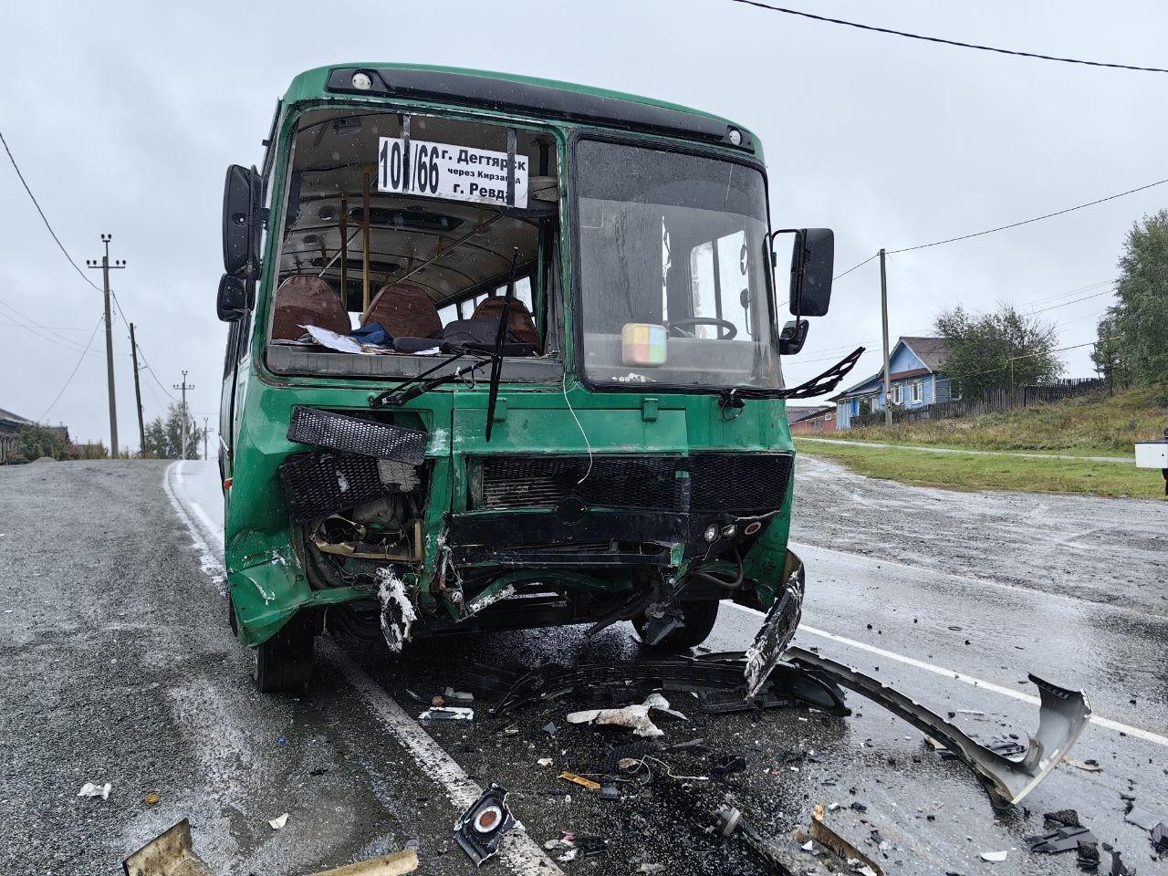 Водитель KIA выехал на встречную полосу и протаранил пассажирский автобус в Ревде