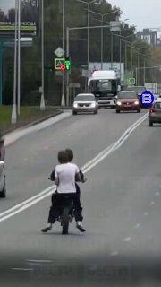 Бесстрашные подростки на питбайке были замечены на пр. Строителей в...