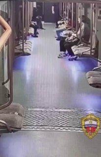 Мужчина устроил стрельбу из аэрозольного пистолета в вагоне метро  возле станции «Рижская»