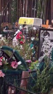 В Тюмени перед 1 сентября сняли на видео, как мужчина забирает цветы с могилы и уезжает на 